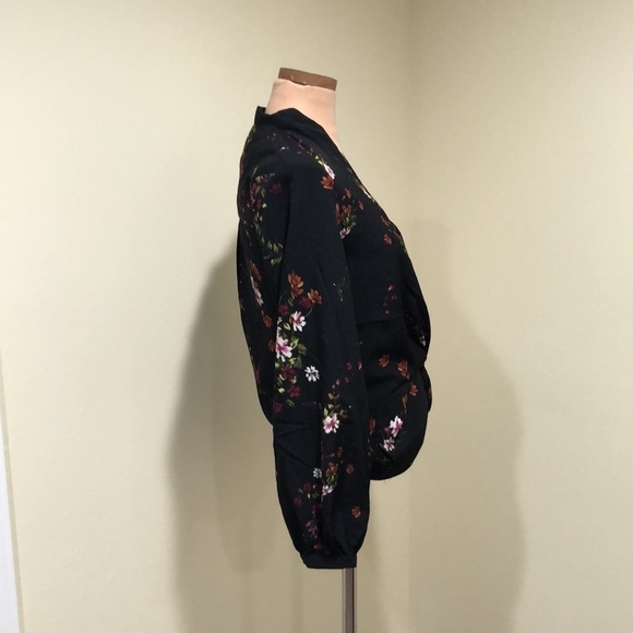 Revolve Heartloom Top Size Medium Black Floral Twist Front Blouson Sleeve - Picture 4 of 10